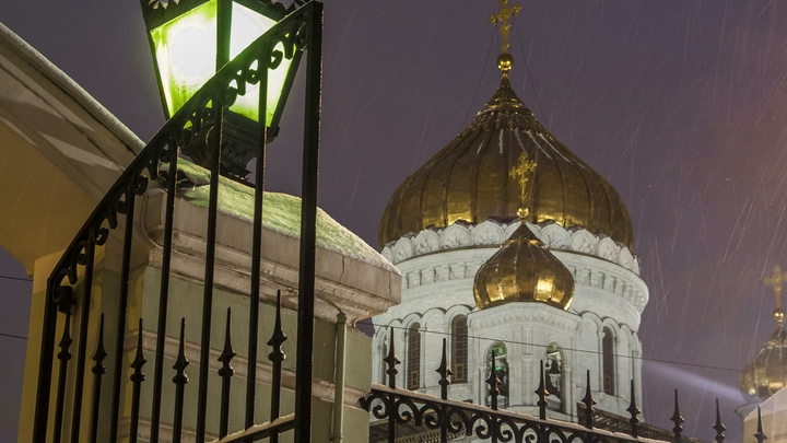 Сотни верующих собрались перед храмом Христа Спасителя в Москве