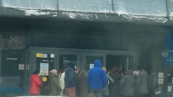 «Это заразно!»: в Челябинске люди мерзнут у входа в МФЦ
