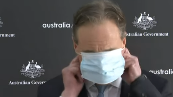 На глаза или на нос? Министр здравоохранения Австралии не сразу справился с медицинской маской