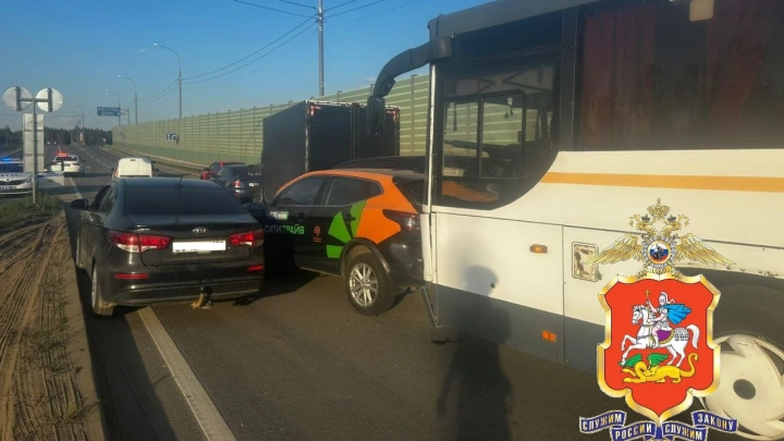 Автобус ЛиАЗ столкнулся с пятью легковушками на трассе М-10 в Подмосковье