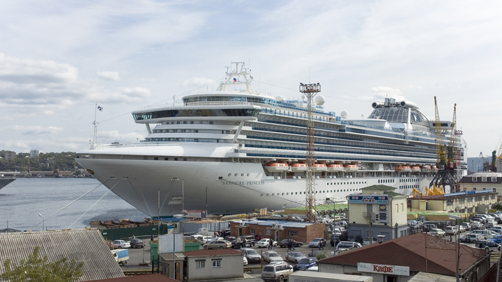 Круизный лайнер застрял у берегов Владивостока: Для захода в порт Costa neoRomantica поставили одно условие