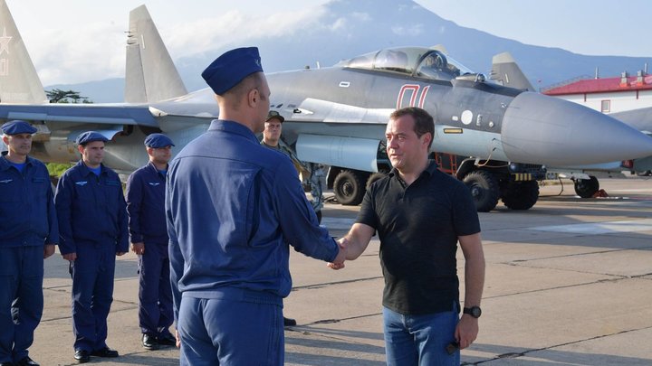 Блок НАТО, трепещи! Медведев зашёл с северного фланга