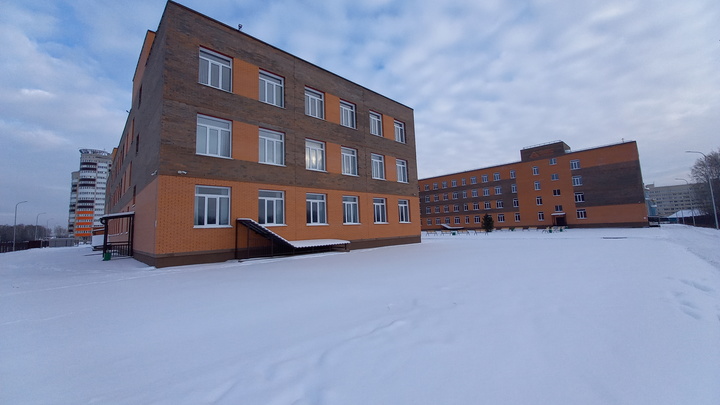 Самую крупную школу Краснообска построили по нацпроекту почти за миллиард рублей