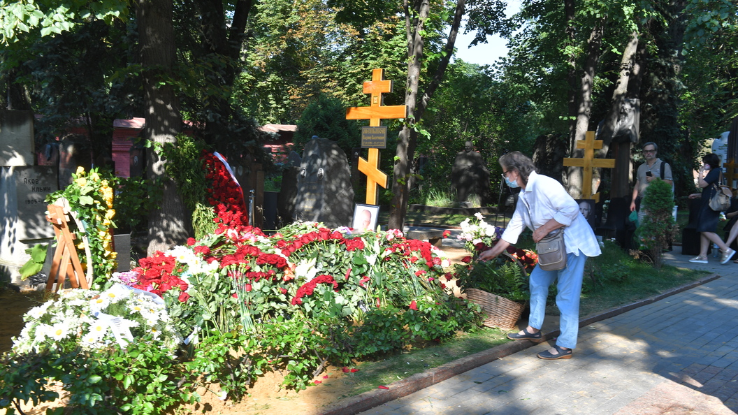 Сколько вышло на похороны навального. Могила Владимира Меньшова. Меньшов могила на Новодевичьем кладбище.