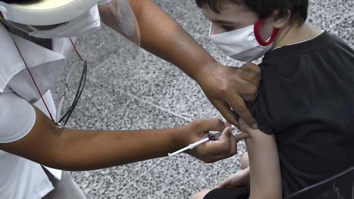 Вакцинация детей от коронавируса: Кто выступает за прививки несовершеннолетних