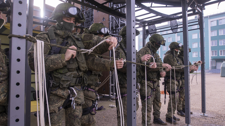 В Крым отправили полк десантников