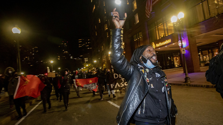 Чернокожий душит полицейского коленом. Экс-мэр Архангельска снялся в очень странном видео