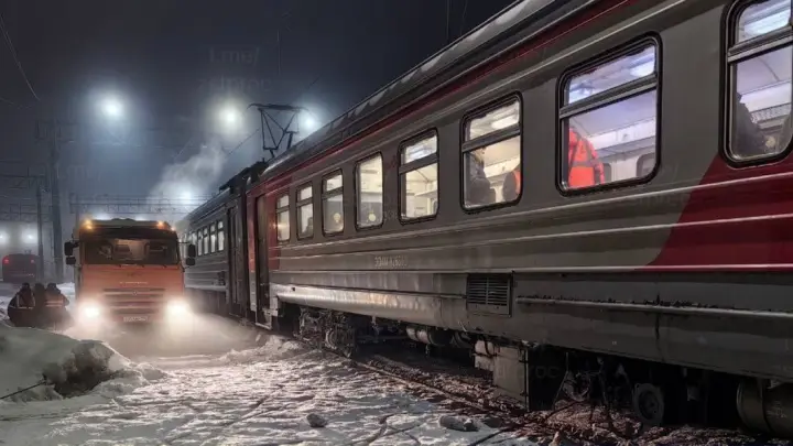 Электричка сошла с рельсов на станции Новосибирск-Главный