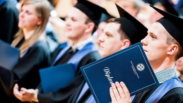 Страна бывших умников и умниц. Почему дипломы вышли из моды
