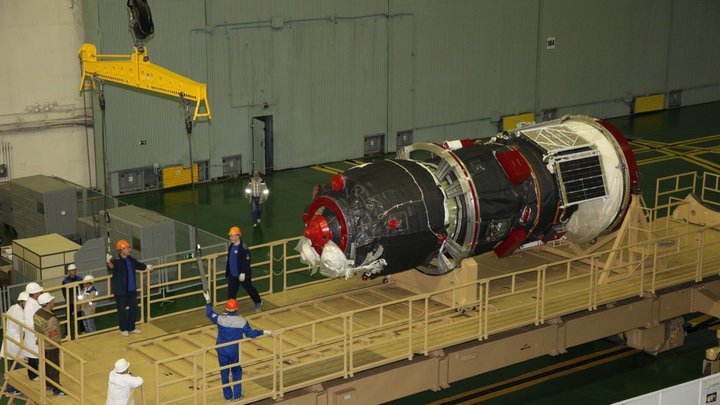 Очередной Союз перед запуском на орбиту проверили на наличие дырок