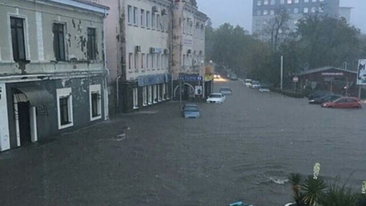 «Вода только соленая»: Спекулянты наживаются на жителях затопленного Туапсе