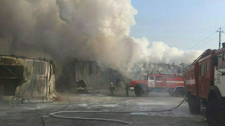 Два вертолета готовят к тушению пожара в ТЦ в Санкт-Петербурге