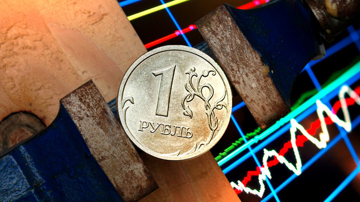 Рубль проиграл доллару за год почти 20% - данные торгов