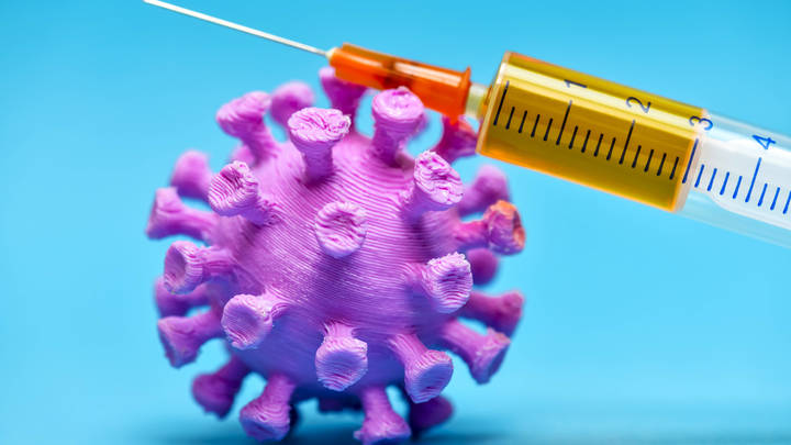Испытания ещё впереди: Вирусолог развеял страх перед массовой вакцинацией от COVID-19