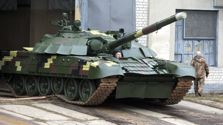 Украинские танки превратятся в лёгкую мишень. Киев больше не может производить топливо