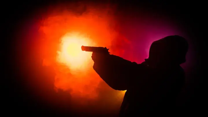 Мужчина в военной форме устроил стрельбу на улице в Буче Киевской области