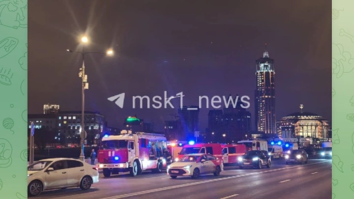 Речной электротрамвай загорелся у причала на Москве-реке