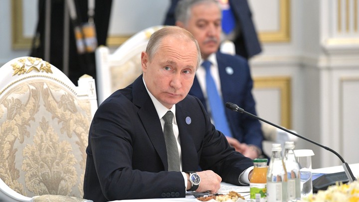 Когда чиновники начнут получать зарплату, как простые люди? Путин дал ответ на прямой линии