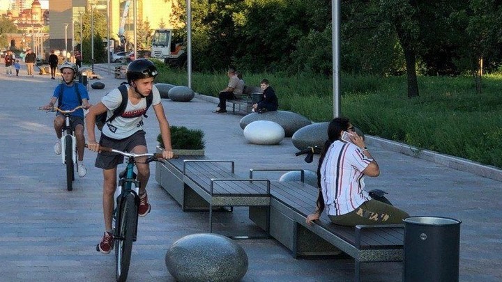 На скандальном участке набережной в центре Челябинска уложили яйца дракона
