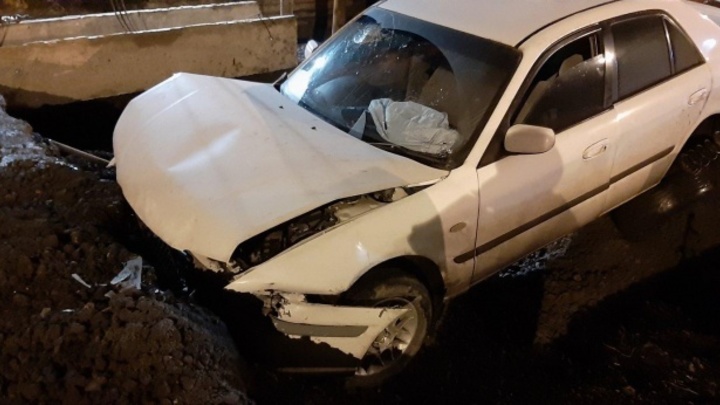 В Челябинске иномарка упала в траншею на дороге