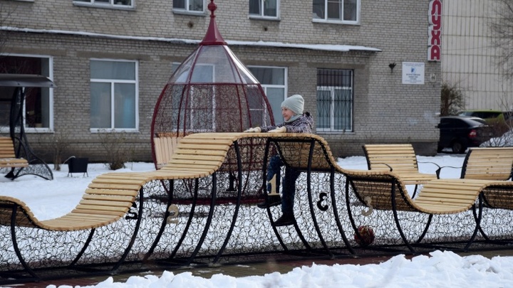 В Кургане появились кованые журавли и необычные скамейки