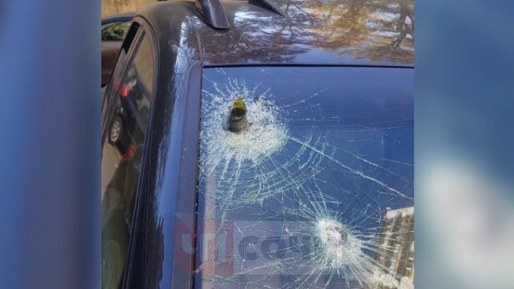 В Сочи на припаркованный у дома Porsche сбросили бутылку вина