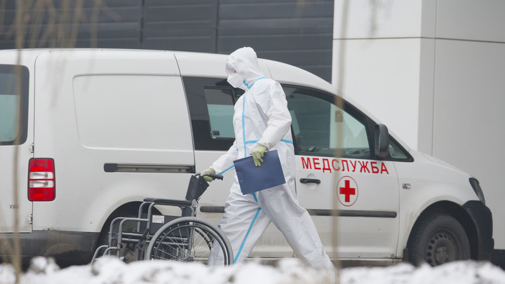 Умер, не дойдя до дома: Выписанный из больницы петербуржец с COVID задохнулся на улице