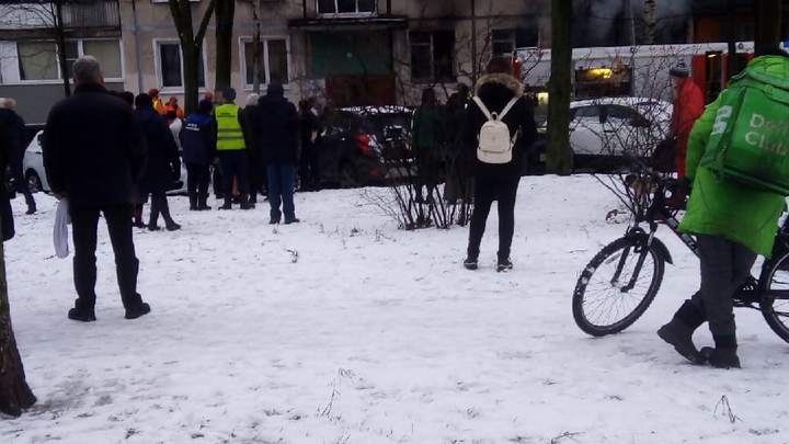 Видео: в Петербурге пожар в доме на Бухарестской охватил два этажа, эвакуированы люди