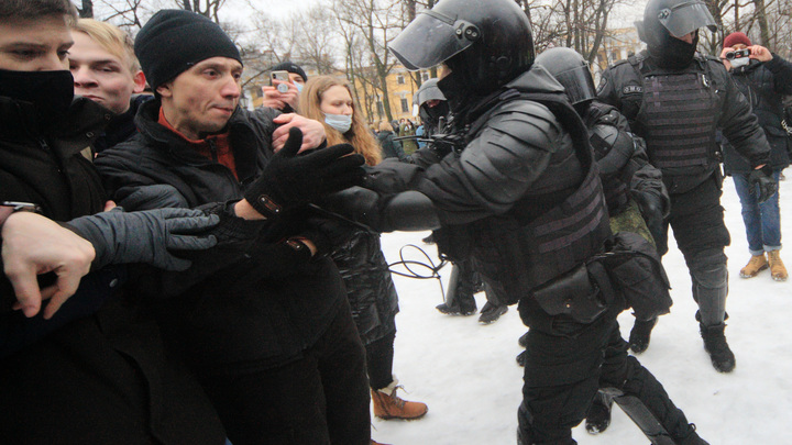 Получившую удар ногой на акции в Петербурге снова отправили в больницу после визита прокуратуры