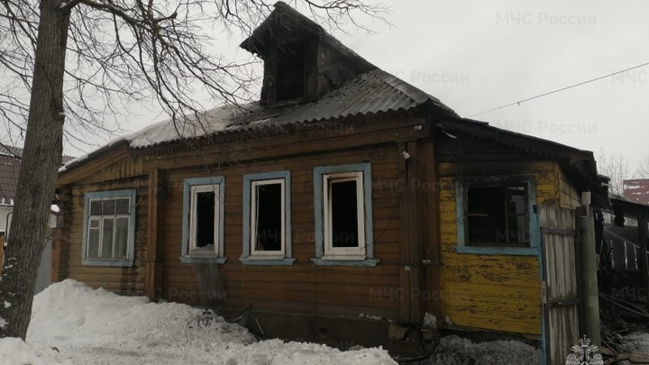 В Киржаче на пожаре деревянного дома пострадала 46-летняя женщина