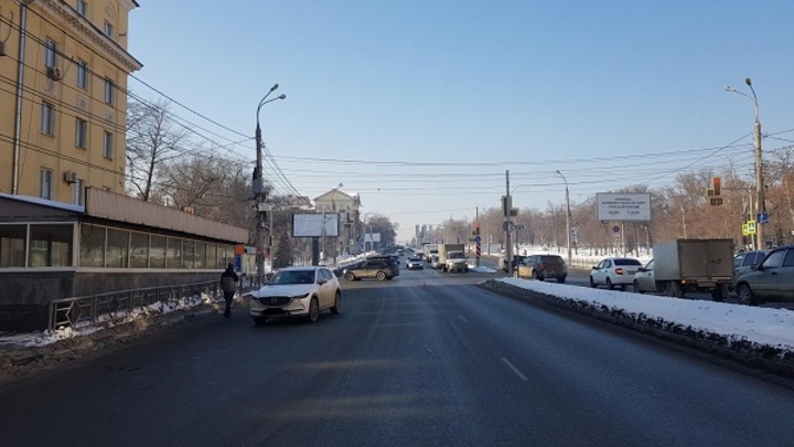 В Самаре женщина перебегала дорогу в неположенном месте и попала под колёса иномарки