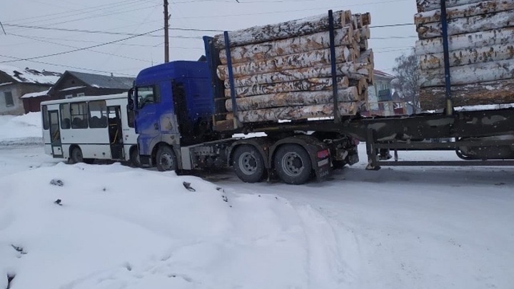 В Челябинской области автобус с пассажирами столкнулся с лесовозом на горке