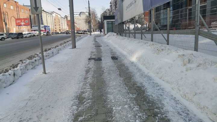 Жительница Новосибирска получила сложный перелом из-за падения на обледеневшем тротуаре