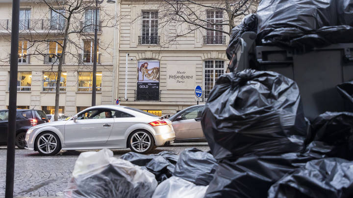 Пенсионный бунт: Париж завалили баррикадами из мусора