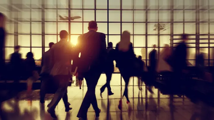 Драка вместо отеля: Сотрудницы Utair в Сочи предложили пассажирам задержанного рейса решить вопрос кулаками