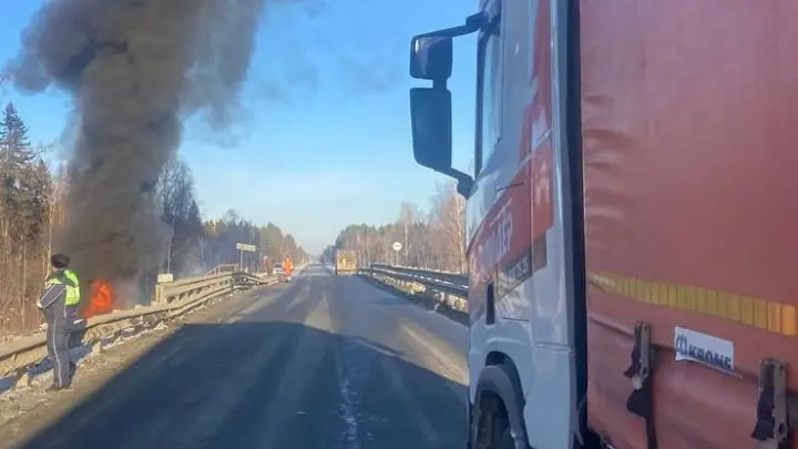 Грузовик улетел с трассы в реку и загорелся в Бурятии