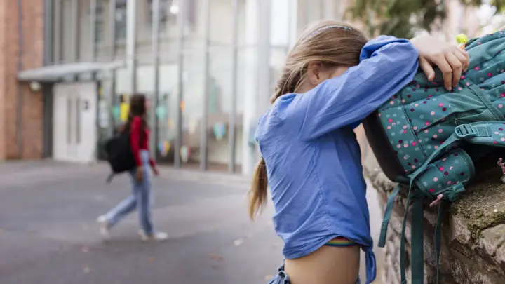 Женщина в хиджабе пинками выгнала чужого ребёнка с качелей: Девочка получила серьёзную травму