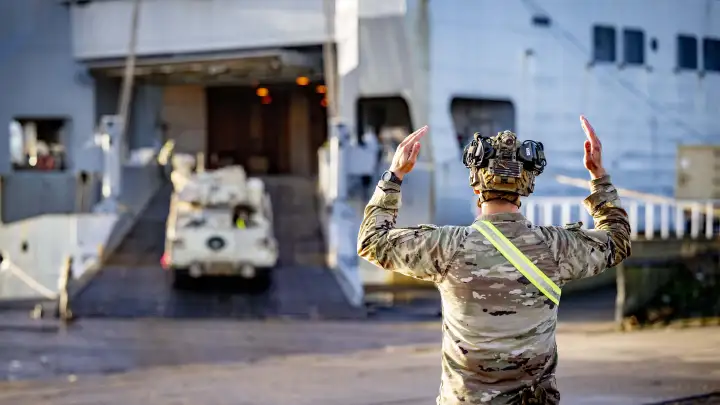 Дуда: Польша устала быть транзитом оружия для Украины – «сбрасывайте помощь с парашютов»