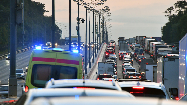 Перевернувшийся грузовик перекрыл движение на МКАД и попал на видео