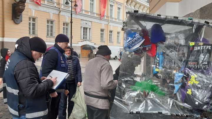 Экскурсии, трикотаж, сувениры и рыба: в Петербурге «прикрыли» нелегальных торговцев в пяти районах