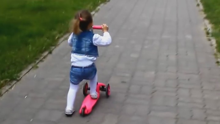 В Новосибирске машина сбила во дворе дома трёхлетнюю девочку на самокате