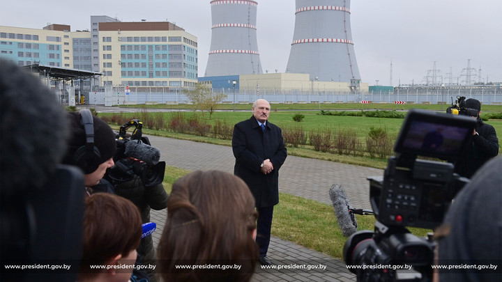 Лукашенко специально подсаживает Украину на энергетическую иглу — Порошенко