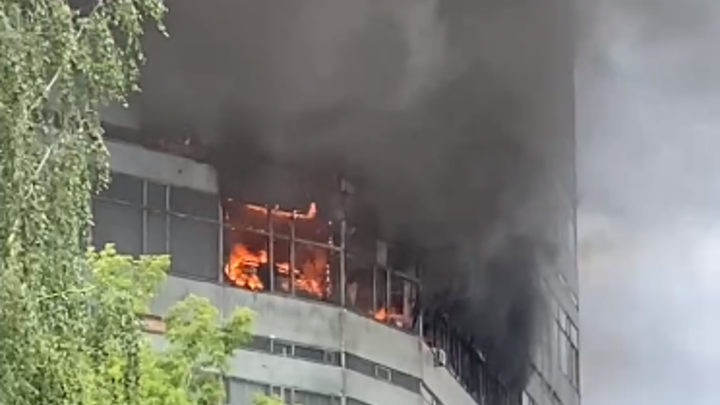 Окна выбивают, машут руками сквозь чёрный дым: Пожар запер людей в здании НИИ во Фрязино