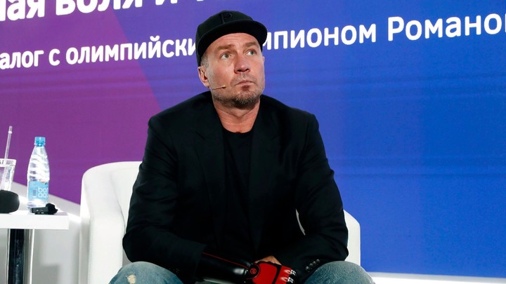 Перенёсший ампутацию Роман Костомаров самостоятельно водит машину