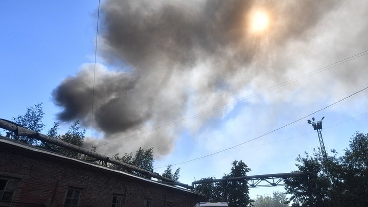 Жителей просят не выходит из дома: в Сумах возник сильный пожар с детонацией