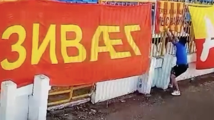 В Новороссийске футбольный фанат сорвал флаг команды соперника, его арестовали