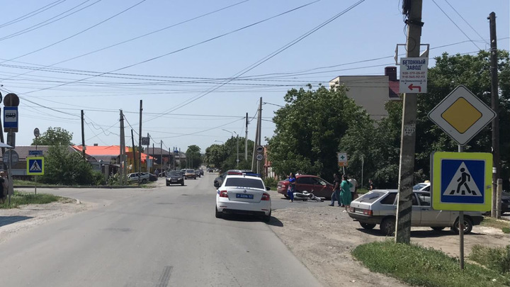 В Азовском районе легковушка сбила подростка, угнавшего мотоцикл у отца