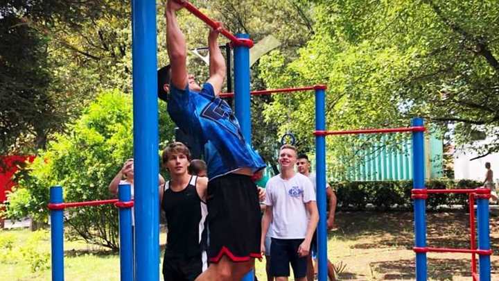 В Сочи построили новую спортплощадку для воркаута