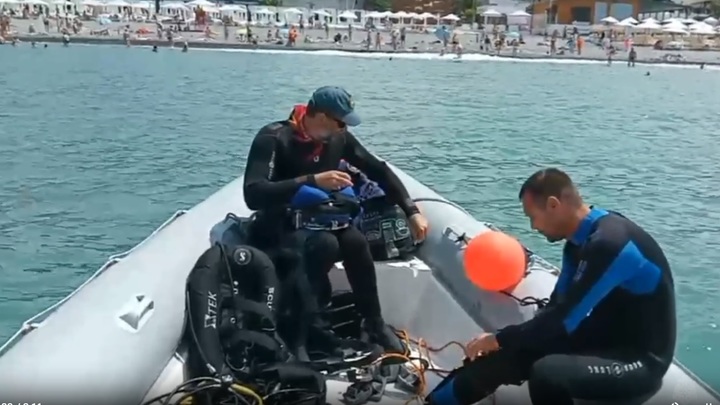 В Сочи второй день спасатели ищут пропавшего в акватории моря мужчину