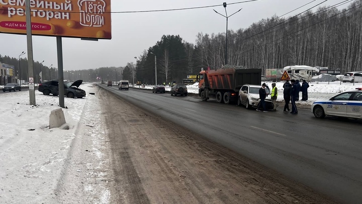 В Челябинске иномарку после столкновения отбросило на грузовик дорожной службы